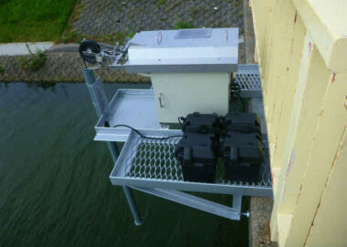 河川橋梁固定　水質計自動昇降装置